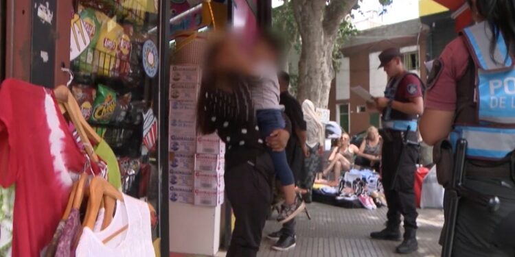 Detienen en Flores a pareja mechera con 25 prendas robadas de un local