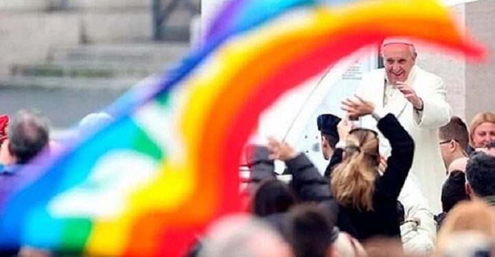 Papa Francisco: «Dios no rechaza a los homosexuales ¿Quién soy yo para juzgar?»