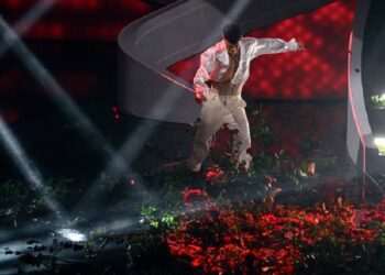 El cantante italiano Blanco fue abucheado y llamado «idiota» por el público por su inoportuna reacción