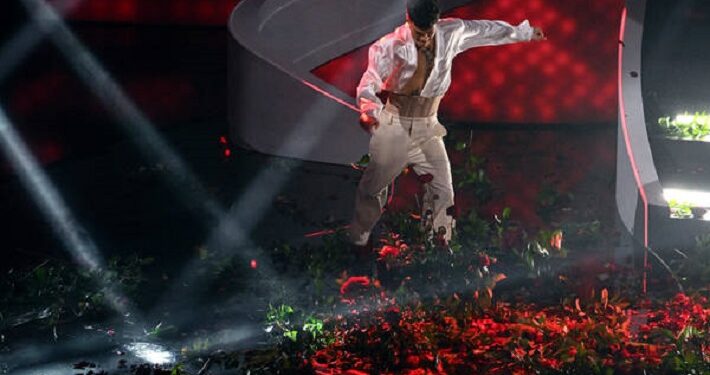 El cantante italiano Blanco fue abucheado y llamado «idiota» por el público por su inoportuna reacción