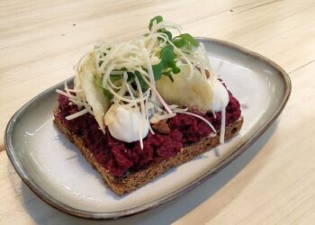 Los smørrebrød, plato insignia de la gastronomía danesa, es la propuesta original para sorprender a tu pareja