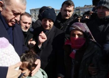 Suben a 11.200 los muertos en los terremotos de Turquía y Siria mientras continúan los trabajos de rescate