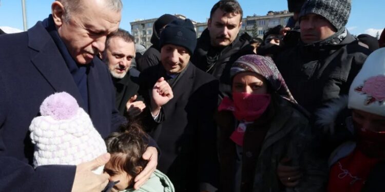 Suben a 11.200 los muertos en los terremotos de Turquía y Siria mientras continúan los trabajos de rescate