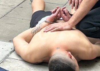 Le quitan el arma, le disparan y matan a una mujer policía en la estación Retiro del subte C