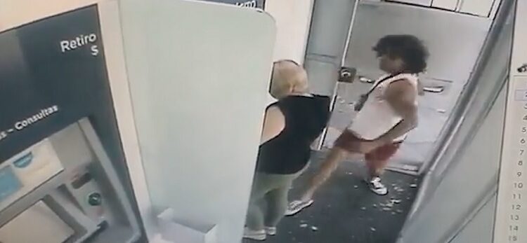 Detienen a un hombre que ingresó a un cajero automático, golpeó a una mujer y le robó dinero