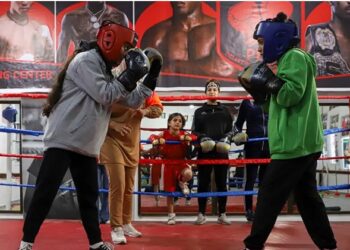 Un club de boxeo para mujeres palestinas desafía a los conservadores en Gaza
