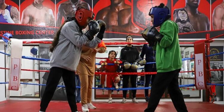 Un club de boxeo para mujeres palestinas desafía a los conservadores en Gaza
