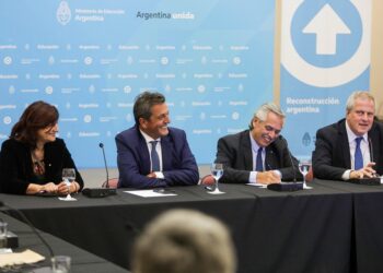 El Gobierno otorgó un aumento salarial del 33,5% a los docentes nacionales hasta julio