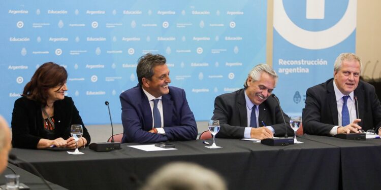 El Gobierno otorgó un aumento salarial del 33,5% a los docentes nacionales hasta julio