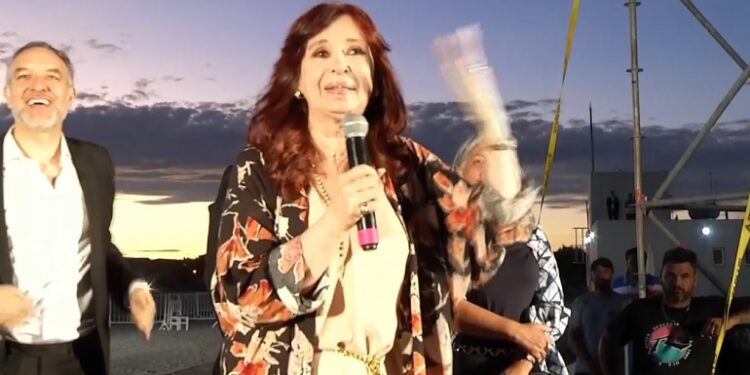 Una multitud acompañó con fervor militante la disertación de Cristina Kirchner en la UNRN