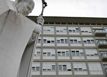 El Papa mejora y agradece el apoyo de los fieles durante su internación