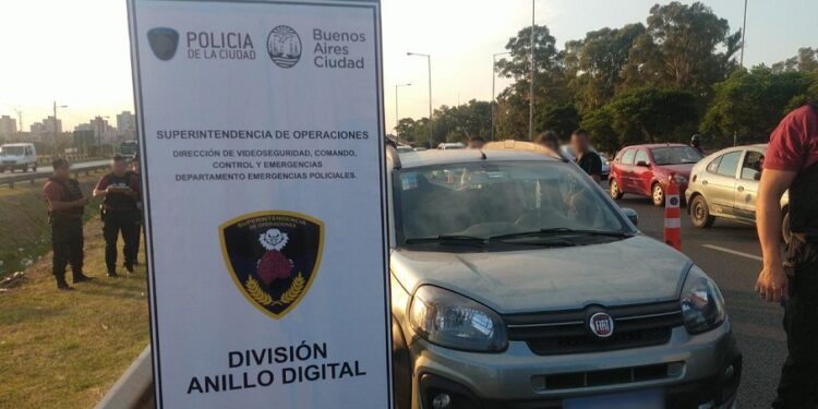 Dos detenidos en Villa Riachuelo por circular con auto recientemente robado