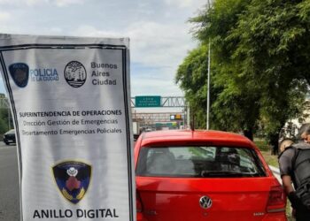Detienen a dos hombres armados que circulaban en un auto mellizo utilizado para robar una camioneta en Ezeiza