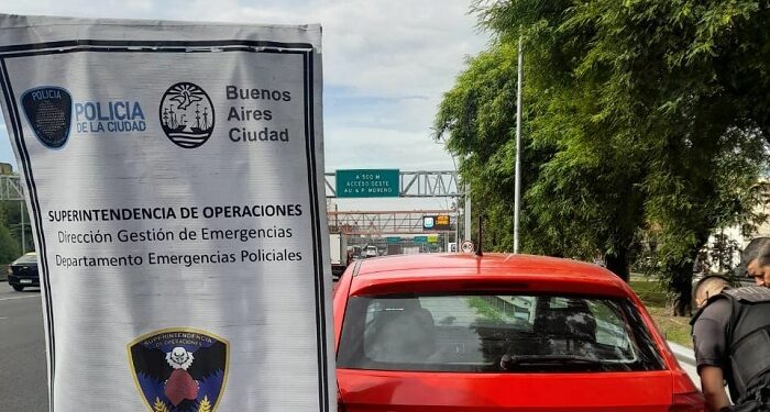 Detienen a dos hombres armados que circulaban en un auto mellizo utilizado para robar una camioneta en Ezeiza