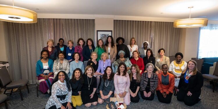 Cynthia Hotton con Jill Biden en Washington DC: “El diálogo y la búsqueda de consensos son la clave para el crecimiento de los países”