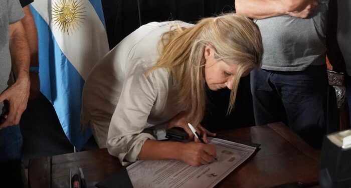 Cynthia Hotton firmó el compromiso “Ni un pibe menos por la droga”, en el marco de la marcha encabezada por el padre Pepe en Luján