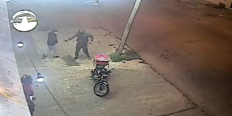 Atacan a balazos una fábrica de hielo en Rosario y dejan un mensaje extorsivo a sus dueños