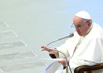 El Papa confirma normas contra abusos y las extiende a laicos
