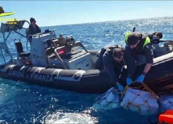 Incautan dos toneladas de cocaína que flotaba en el mar