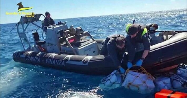 Incautan dos toneladas de cocaína que flotaba en el mar