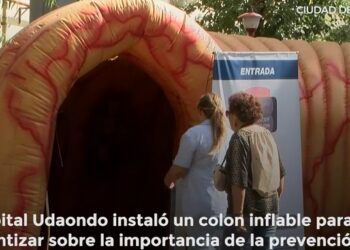 Colocan un colon gigante en el Hospital Udaondo para advertir que el cáncer «es prevenible»