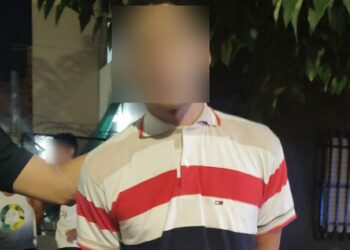 Escapaba en un vehículo robado, chocó contra una casa en Budge y fue detenido debajo de una cama