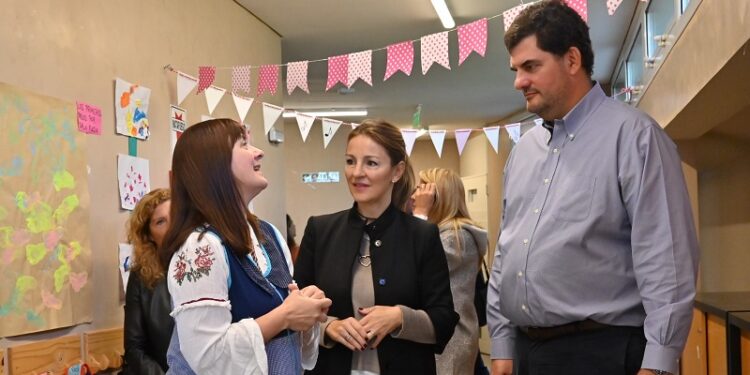 Burzaco y Acuña recorrieron los nuevos Espacios Seguros instalados en las escuelas porteñas