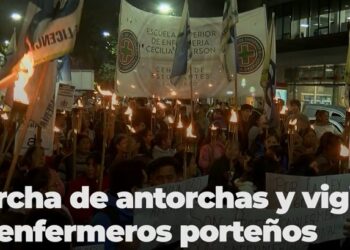 Enfermeros marcharon en CABA e iniciaron acampe en reclamo de reconocimiento profesional
