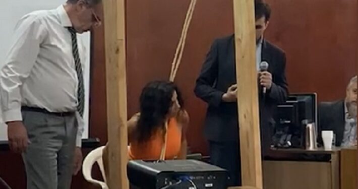 Para demostrar un femicidio, una fiscal se colocó una soga a cuello y representó a la víctima
