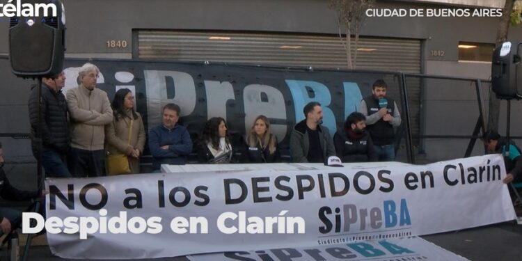 Trabajadores de Clarín exigen reincorporación de despedidos y que empresa acate conciliación