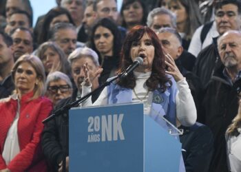 Cristina Fernández en Plaza de Mayo: «Yo soy del pueblo y de ahí no me muevo, hagan lo que hagan»