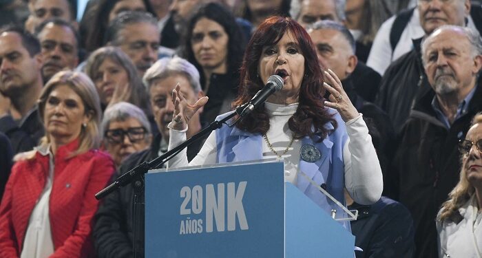 Cristina Fernández en Plaza de Mayo: «Yo soy del pueblo y de ahí no me muevo, hagan lo que hagan»