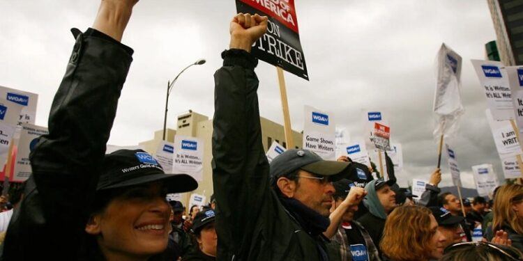 Comenzó la marcha de guionistas en Hollywood