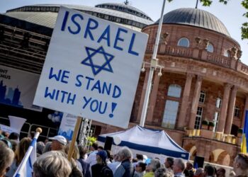 Grupos judíos y funcionarios de la ciudad protestan contra el concierto de Roger Waters en Frankfurt