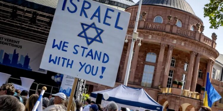 Grupos judíos y funcionarios de la ciudad protestan contra el concierto de Roger Waters en Frankfurt