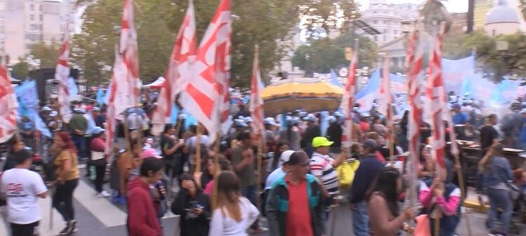 La Marcha Piquetera Federal llegó a Plaza de Mayo, donde se instalará un acampe