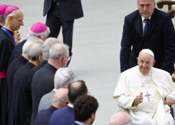 El Papa está mejor de salud y dice: «Hoy la Iglesia necesita de su genialidad porque tiene que protestar, llamar, gritar»