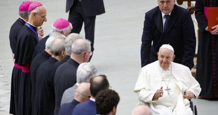 El Papa está mejor de salud y dice: «Hoy la Iglesia necesita de su genialidad porque tiene que protestar, llamar, gritar»