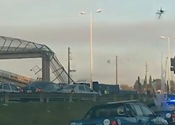 Cae puente peatonal en el ramal Pilar de autopista Panamericana tras ser chocado por un camión