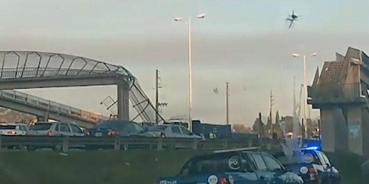 Cae puente peatonal en el ramal Pilar de autopista Panamericana tras ser chocado por un camión