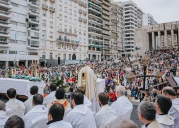 Mons. Martín: «Recemos y trabajemos por la paz en Rosario»