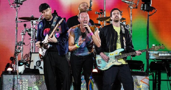 Coldplay saluda al campeón en el estadio Maradona