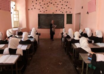 Al menos 82 niñas son envenenadas en dos colegios en el norte de Afganistán