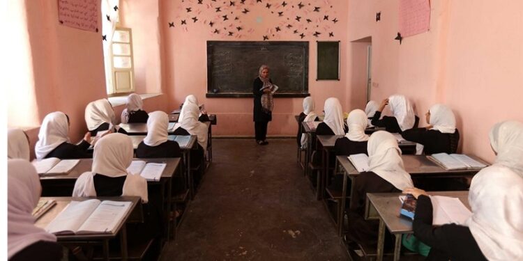 Al menos 82 niñas son envenenadas en dos colegios en el norte de Afganistán