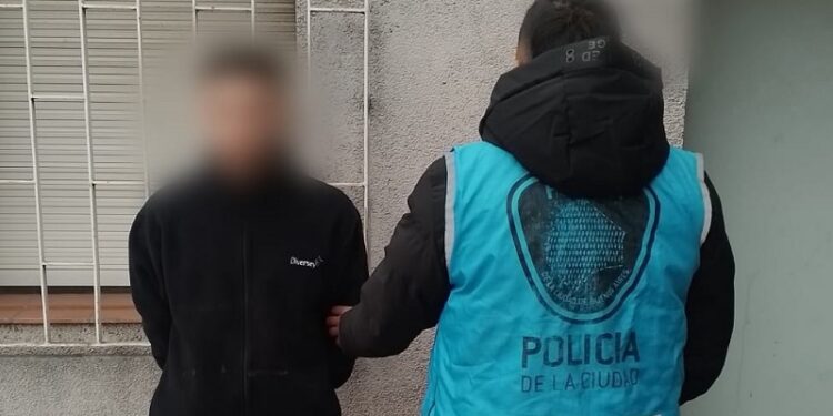 Cae delincuente buscado por robo a mano armada