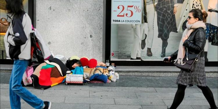 El Papa pide ‘no apartar la mirada de los pobres’