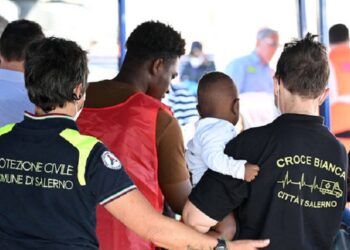 Mas de 170 migrantes desembraron en Salerno en la nave barco Aita Mari