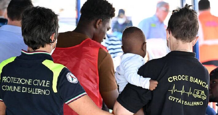 Mas de 170 migrantes desembraron en Salerno en la nave barco Aita Mari