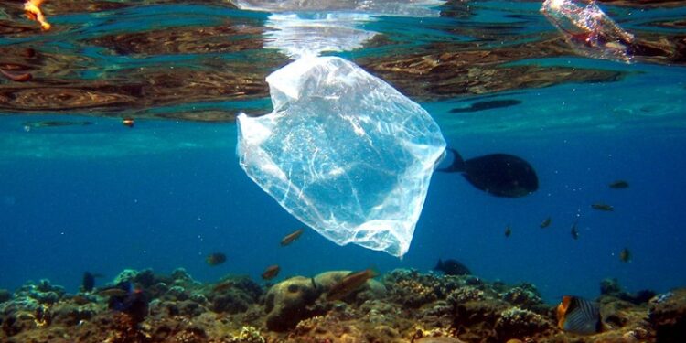 Filipinas vierte un tercio de los plásticos que flotan en los océanos