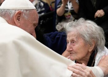 ‘Honrar a los abuelos y nunca abandonarlos’, exhortó el Papa